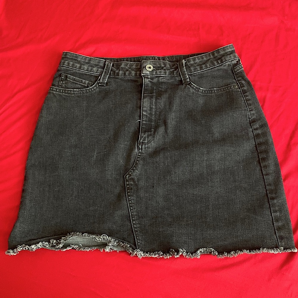 I’m selling this Arizon jeans skirt, I only used this skirt one time !